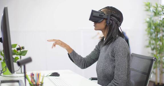 女子戴着VR眼镜体验