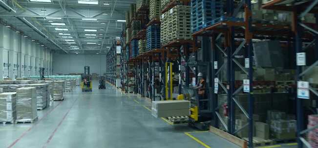 仓库内叉车搬运货物场景