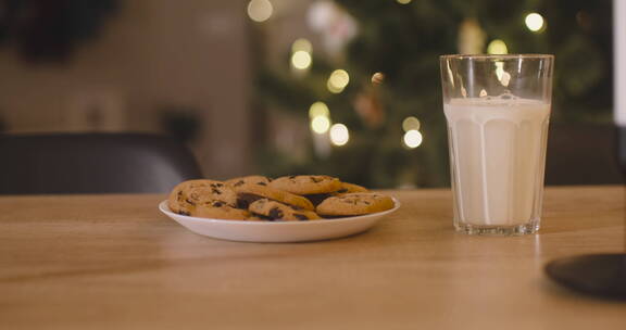 餐桌上的曲奇饼干和牛奶特写