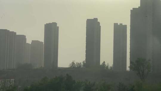 黄沙雾霾沙尘天气城市高铁车窗视角