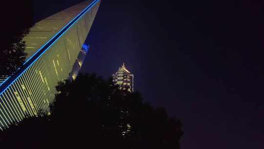 夜晚仰望陆家嘴三件套高楼大厦夜景城市风景