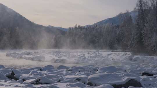 冬天清晨新疆喀纳斯河上雾气升腾视频素材模板下载