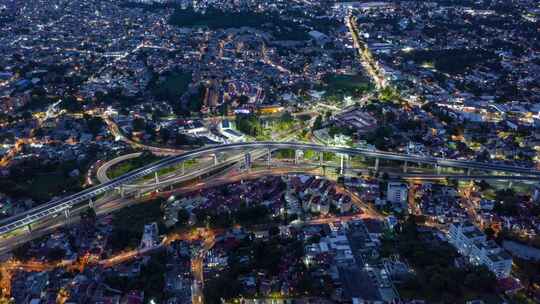 夜幕降临时，空中超飞跃飞越墨西哥城高架桥