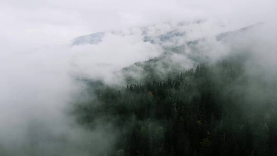 山区雨天后的航拍