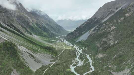 山谷间蜿蜒河流自然风光