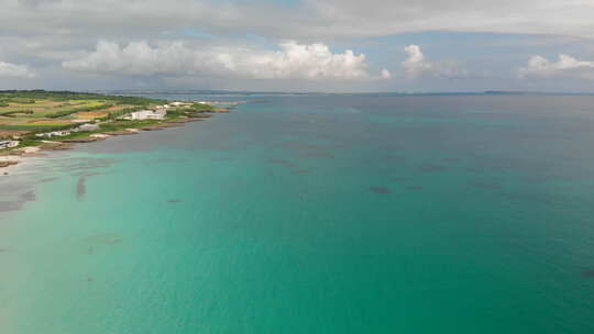 日本冲绳宫古岛中国海绿松石水旁农田全景