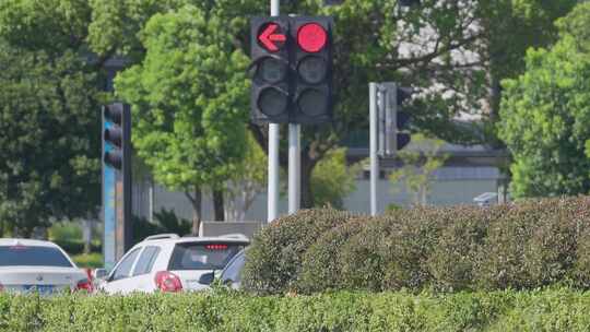 炎热的夏日道路：红绿灯下的汽车