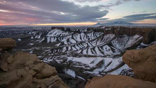 沙漠延时中白雪覆盖的山脉和峡谷