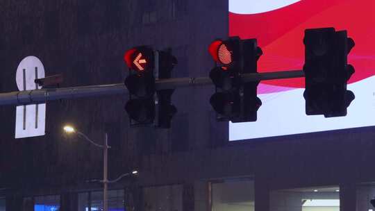 雨天街道红绿灯交通信号灯