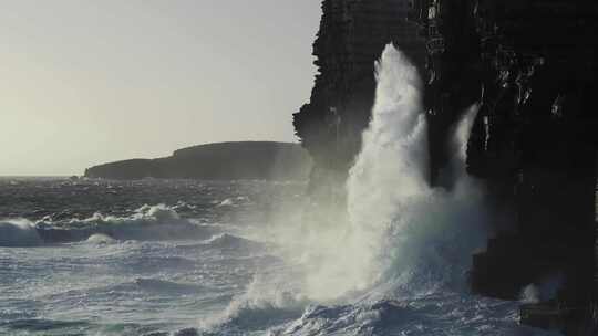 惊涛骇浪大海海浪拍打岩石巨浪水花