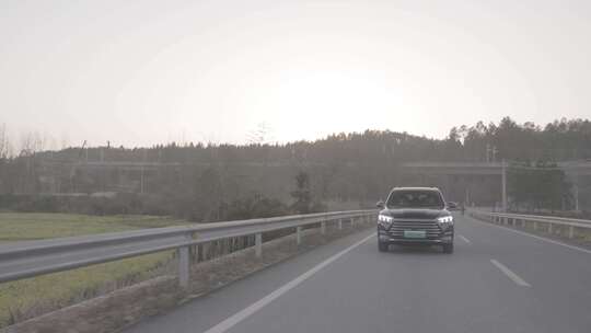 【4K50帧】比亚迪SUV电车在乡村行驶视频素材模板下载