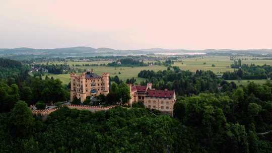 德国巴伐利亚州西南部阿尔普西弗森湖附近的霍恩施万高城堡的早晨。历史