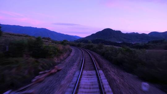 东北山区铁路轨道与夕阳晚霞唯美风光视频素材模板下载