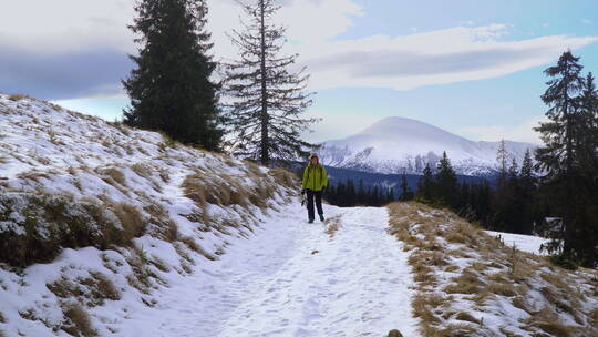 冬天在山里徒步的女人视频素材模板下载