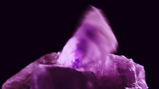 紫色宝石水晶相互撞击意向镜头