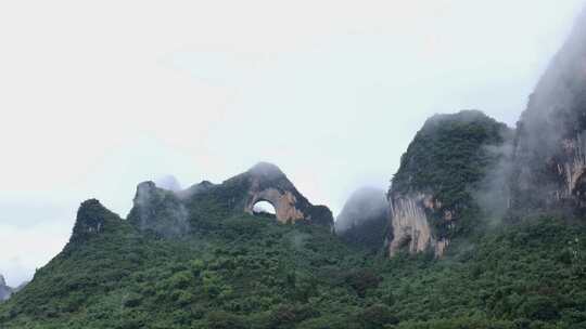 云雾缭绕的秀丽山峰自然景观