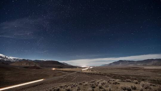 夜晚星空和公路车流