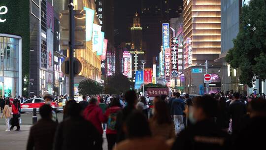 上海南京东路步行街夜景人山人海视频素材模板下载
