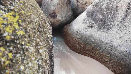 波浪拍打着岩石