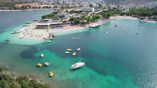 空中蔚蓝海滩，带空躺椅和船巴尔干海岸阿尔巴尼亚