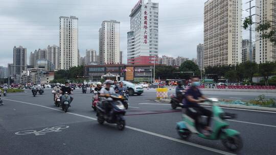 马路上骑电单车穿行街道