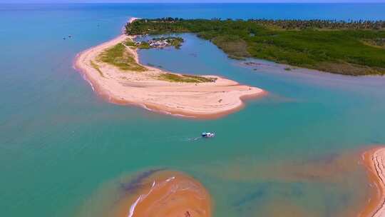 巴西巴伊亚州Caraiva海滩附近的Corumbau海滩。夏季海滩场景