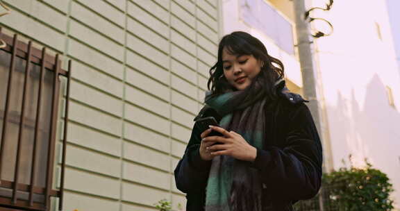 日本女人，在街道、城市打电话和发短信，打