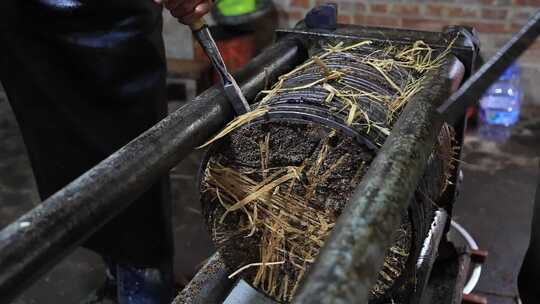 慢镜头实拍古法榨油百年油坊茶油茶籽油加工