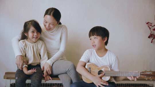 男孩弹尤克里里