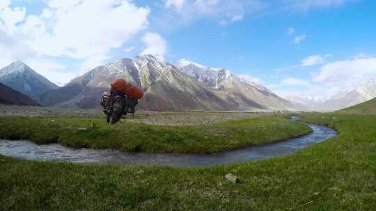 4k风景摩旅摩托车停在雪山河流延时