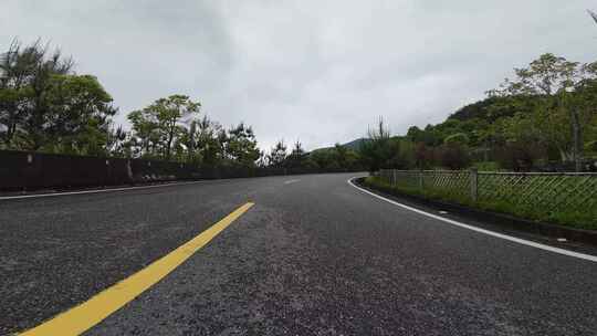 穿越机公路飞行第一视角山路行驶森林驾驶