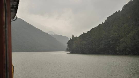 乘坐游船看到的浙江建德七里扬帆景区