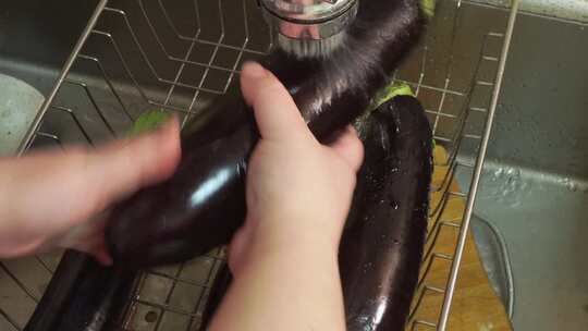 洗碗池洗长茄子
