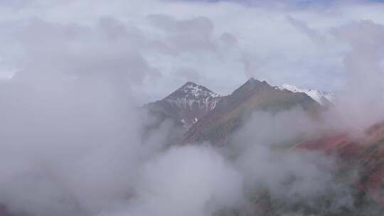 西藏云海中的雪山