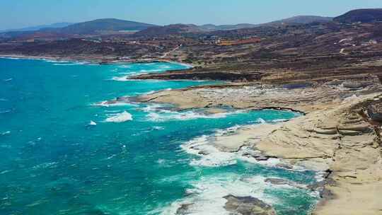 萨拉基尼科海滩。米洛斯岛。希腊。从无人机上观看。白天的海景。