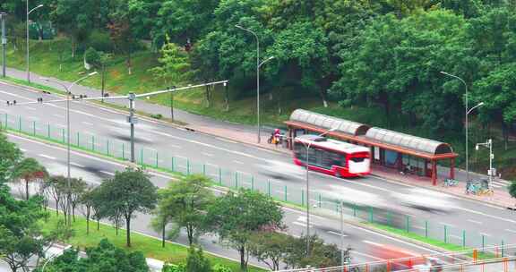 城市道路上行驶的车流