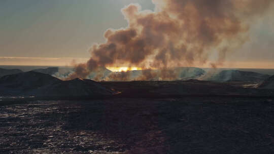 格林达维克村附近一座红色熔岩活火山的航空