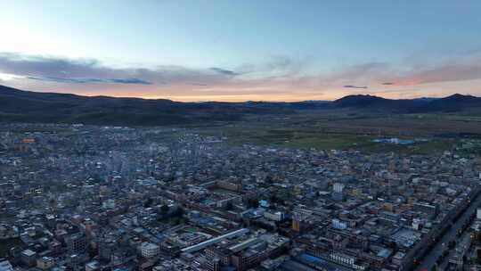 朝霞下航拍四川甘孜天空之城理塘县县城风景