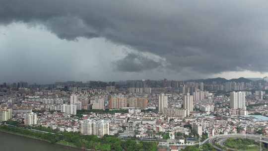 城市下雨航拍