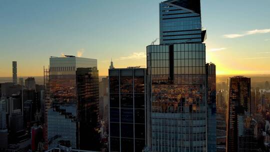 城市航拍阳光照射过摩天大楼 高端商务地产