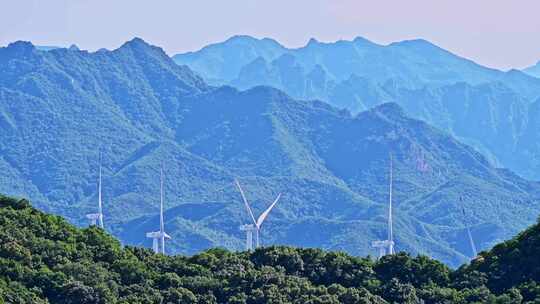 夏季绿色高山蓝天白云与风力发电机组