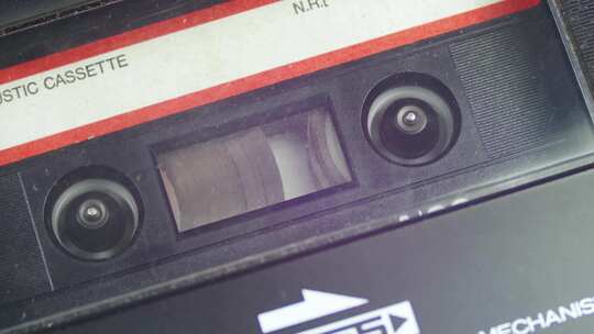 磁带录音机倒带中的盒式磁带