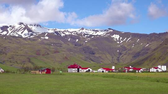 冰岛山脚下的农场