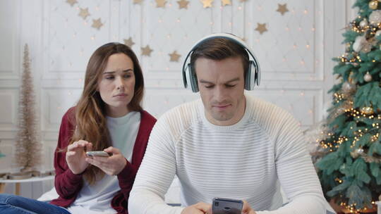 幸福的夫妇一起用耳机享受音乐