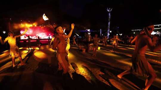 海南三亚槟榔谷的篝火晚会民族舞蹈演出