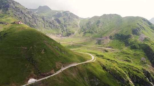 山景中蜿蜒道路的无人机镜头