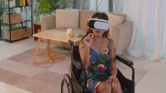 残疾女青年体验VR游戏视频素材模板下载