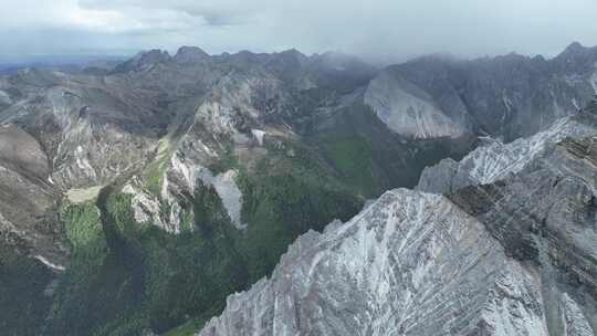 近距离航拍川西稻城亚丁山脉自然风光