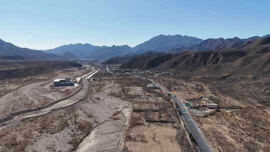 航拍山间蜿蜒公路