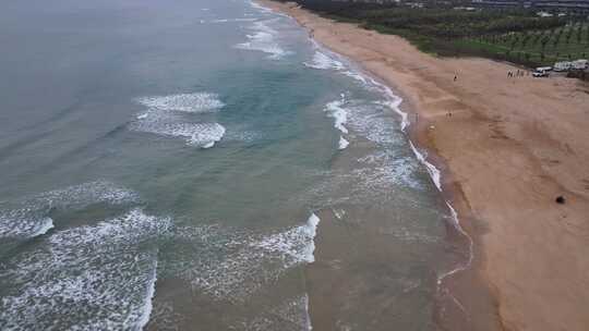 海浪拍打海岸